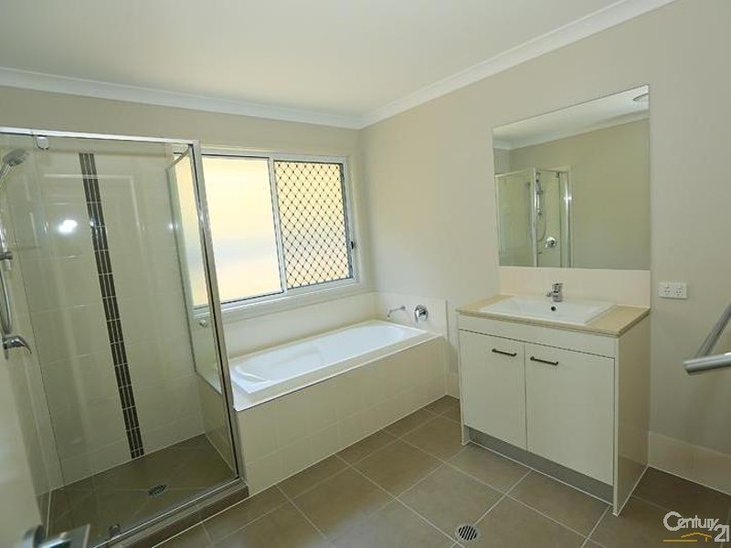 17 Broadwater Place, New Auckland QLD 4680