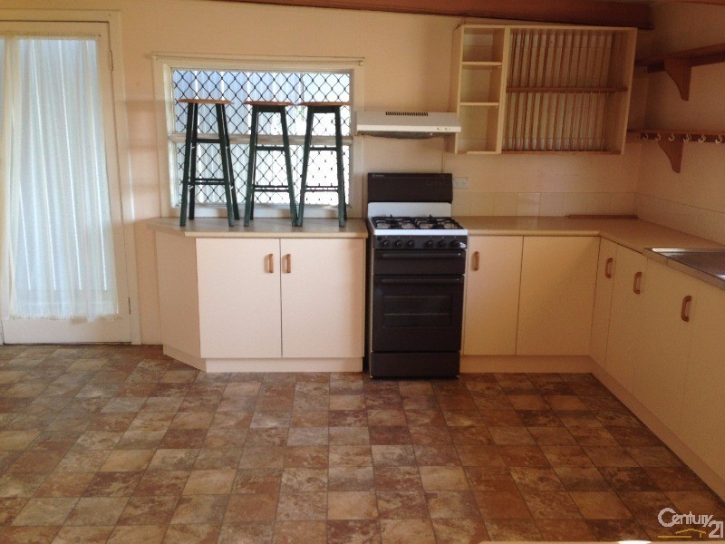 9 Gladstone Street, Mount Larcom QLD 4695