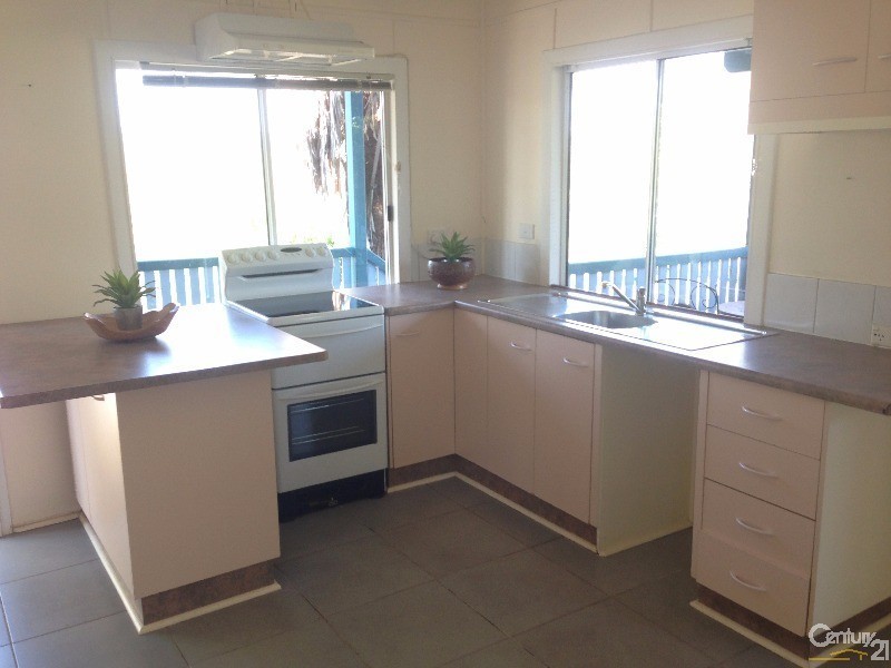9 Gladstone Street, Mount Larcom QLD 4695