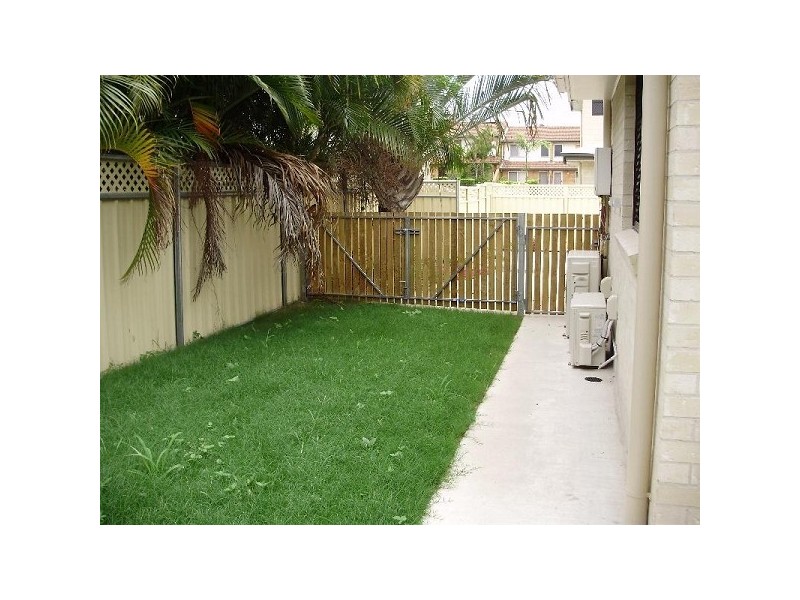 2/11 Walsh Street, Gladstone QLD 4680