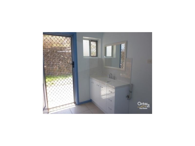 2/40 Higgins Street, West Gladstone QLD 4680