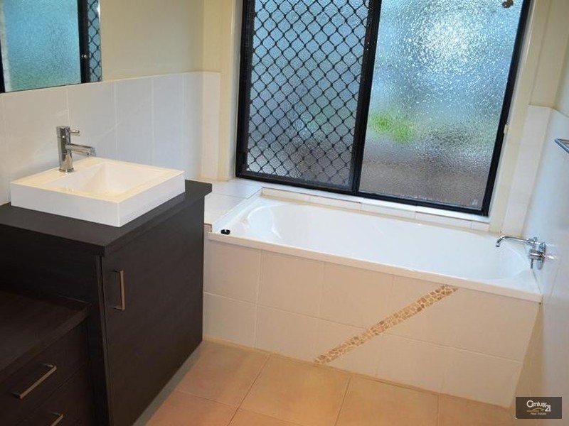 27 Reinaerhoff Crescent, Gladstone QLD 4680