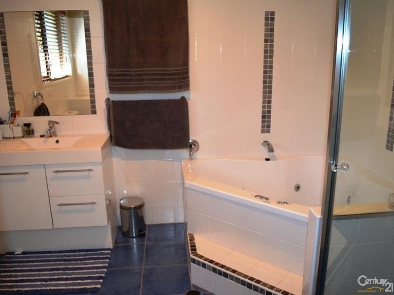 14 Viewpoint Way, New Auckland QLD 4680