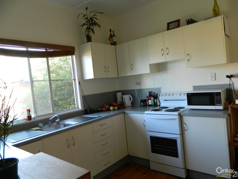 24 Roberts Street, South Gladstone QLD 4680