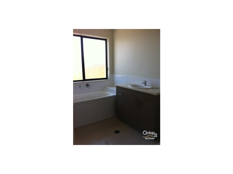 8 Creekview Drive, Kirkwood QLD 4680