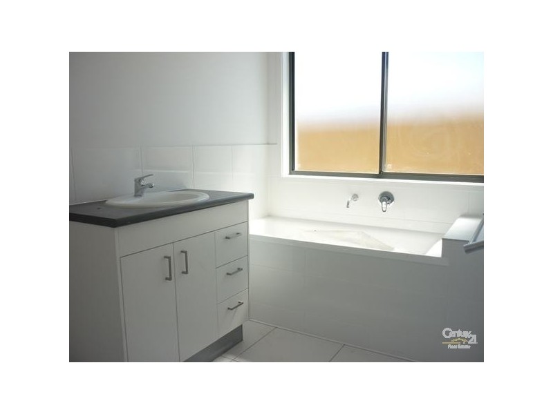 1 Dampier Court, Glen Eden QLD 4680