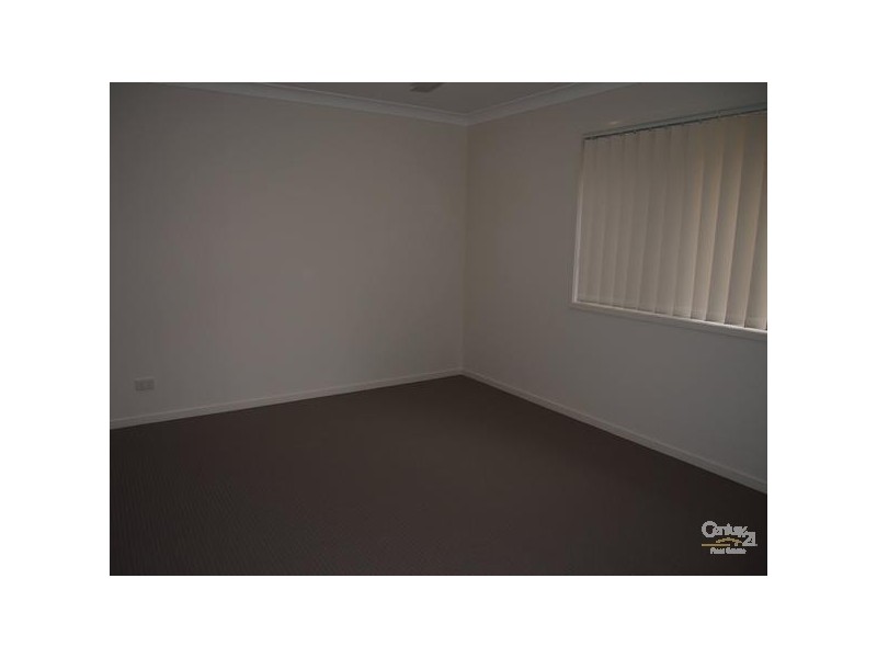 8 Isla Court, New Auckland QLD 4680