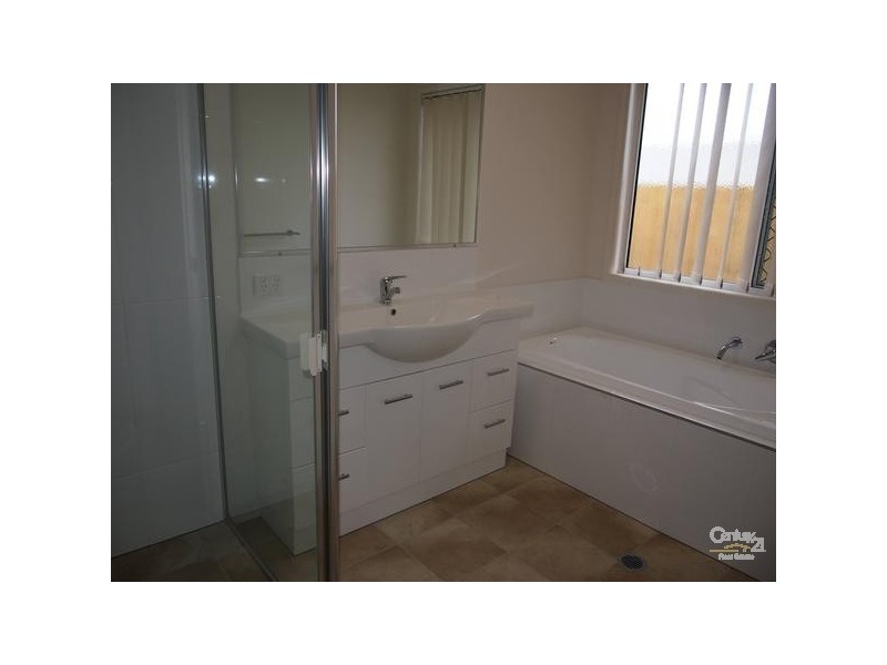 8 Isla Court, New Auckland QLD 4680