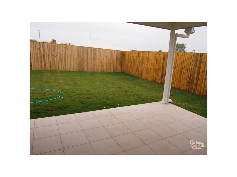 8 Isla Court, New Auckland QLD 4680