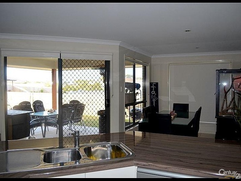 4 Markowitz Place, Kirkwood QLD 4680