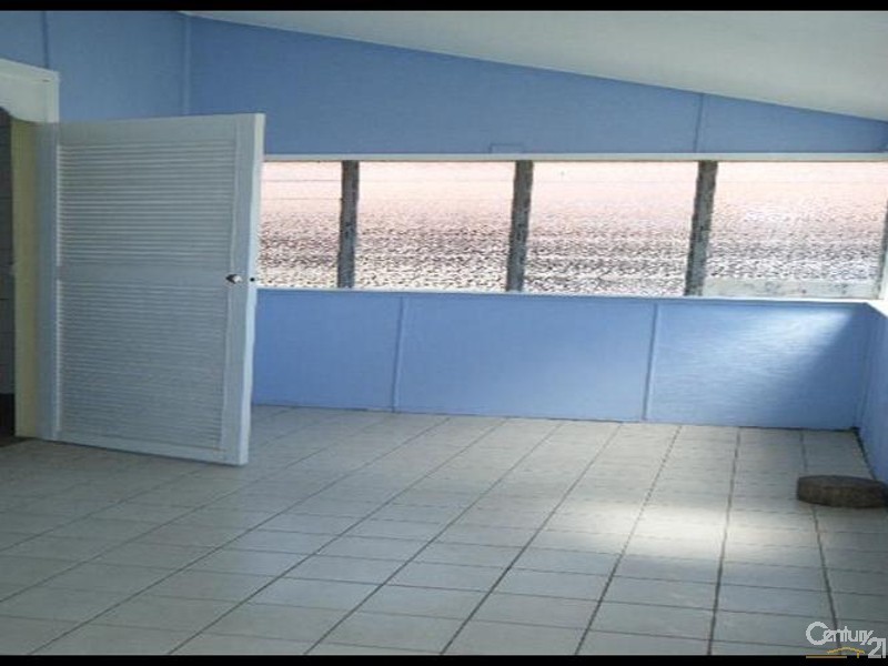 35 Gladstone Street, Mount Larcom QLD 4695