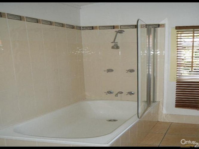 35 Gladstone Street, Mount Larcom QLD 4695