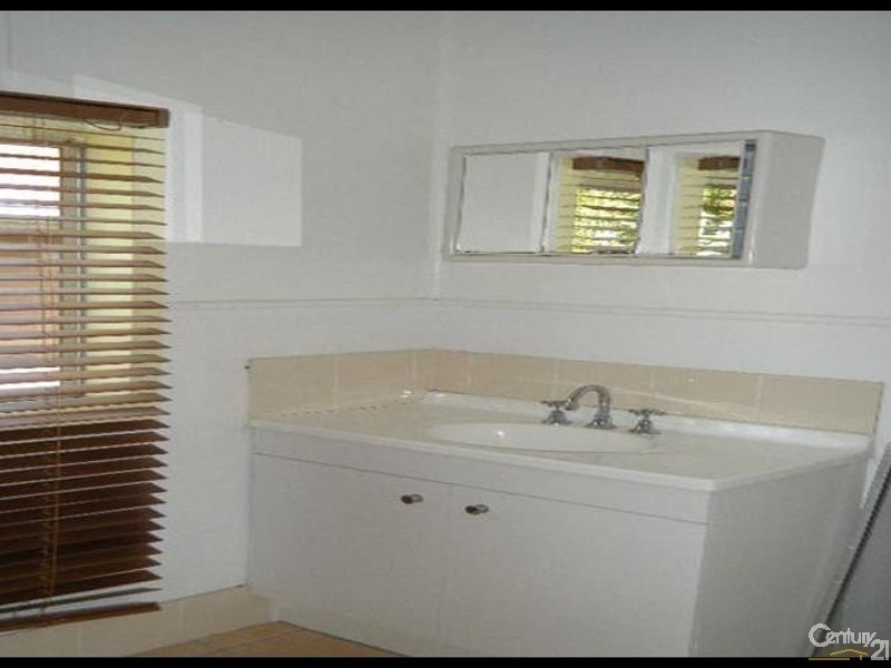 35 Gladstone Street, Mount Larcom QLD 4695