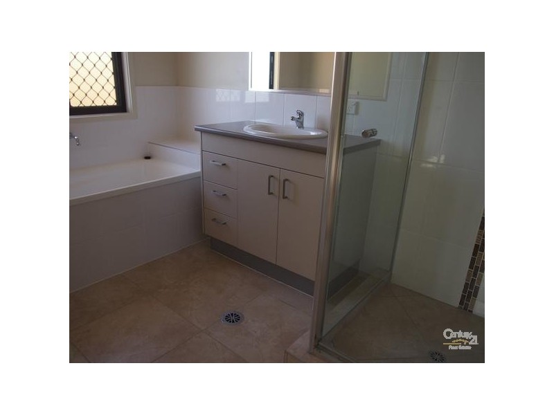 1 Deveney Drive Emmadale Gardens, Kirkwood QLD 4680