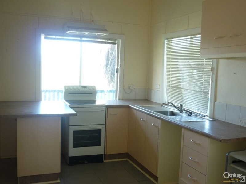 9  Gladstone Street, Mount Larcom QLD 4695