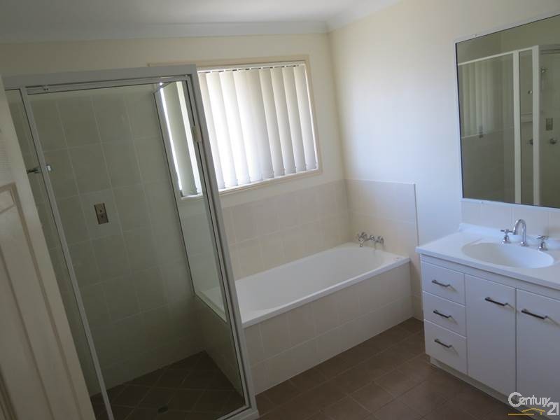 94 Emmadale Drive, New Auckland QLD 4680