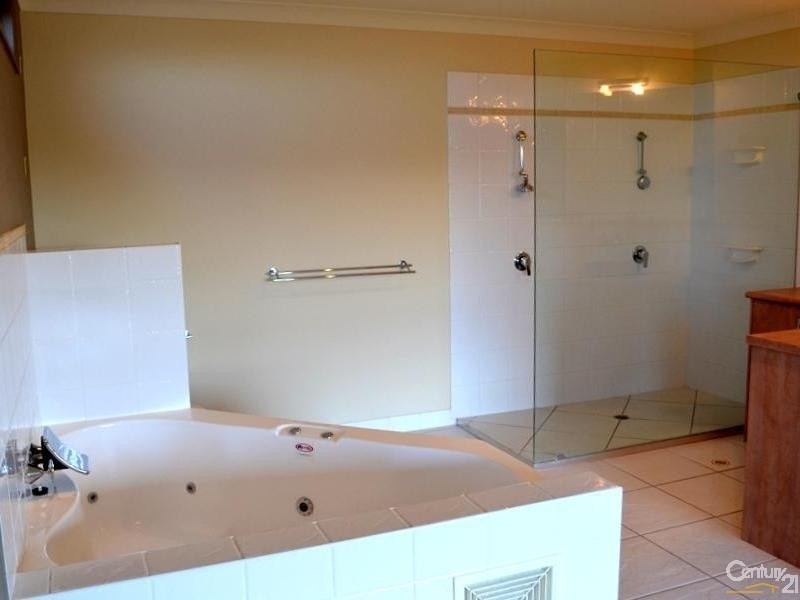 18 Dorinda Court, Clinton QLD 4680