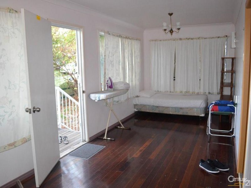 12 Vincent Street, West Gladstone QLD 4680