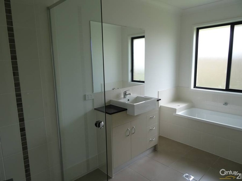 31 Koolivoo Parade, Boyne Island QLD 4680