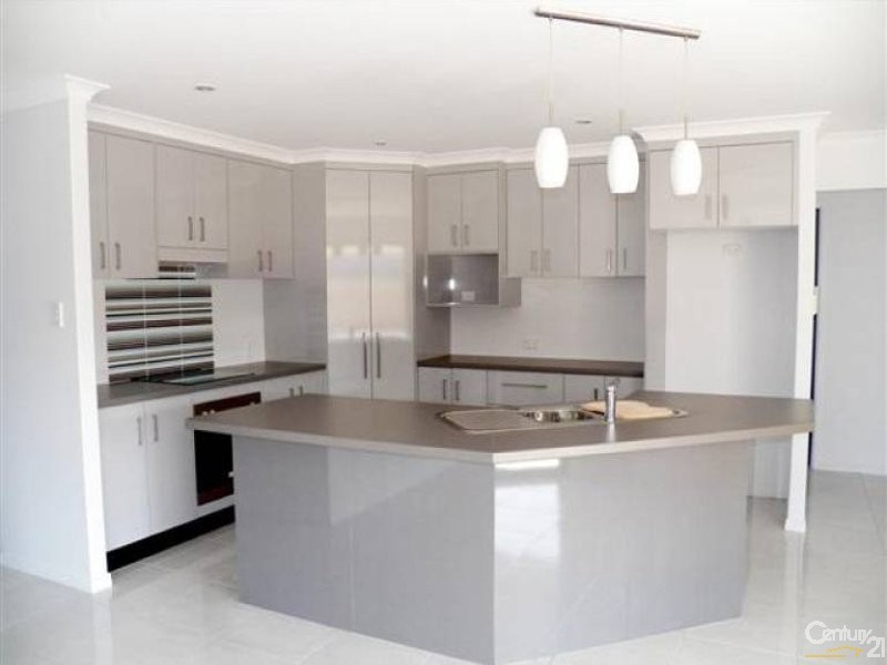 7 Valley Way, Boyne Island QLD 4680