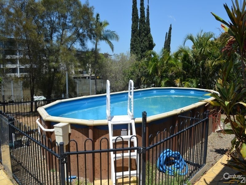 33 Williams Street, West Gladstone QLD 4680