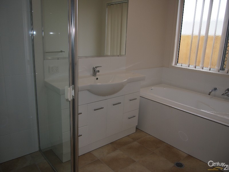 8 Isla Court, New Auckland QLD 4680