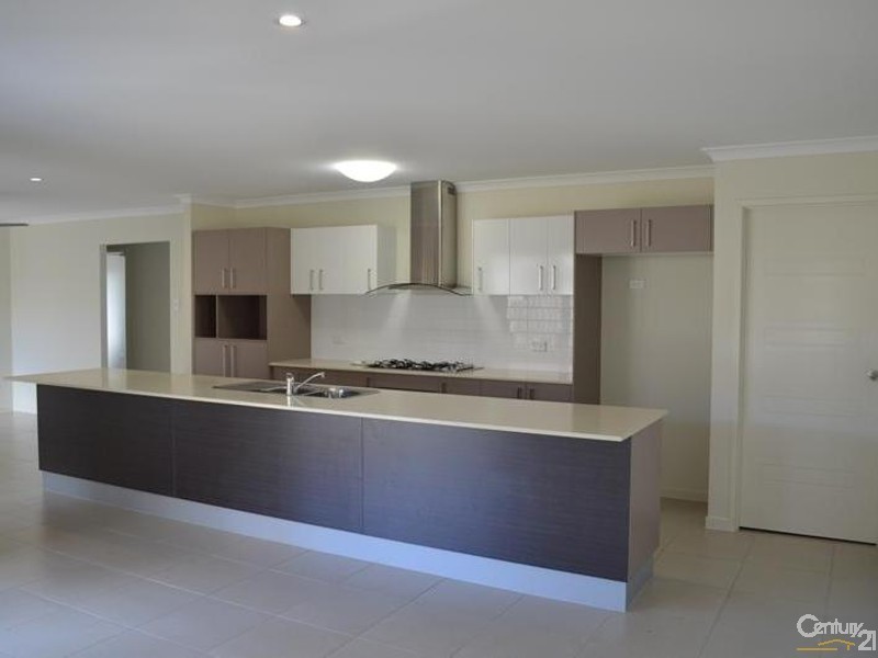 8 Creekview Drive, New Auckland QLD 4680