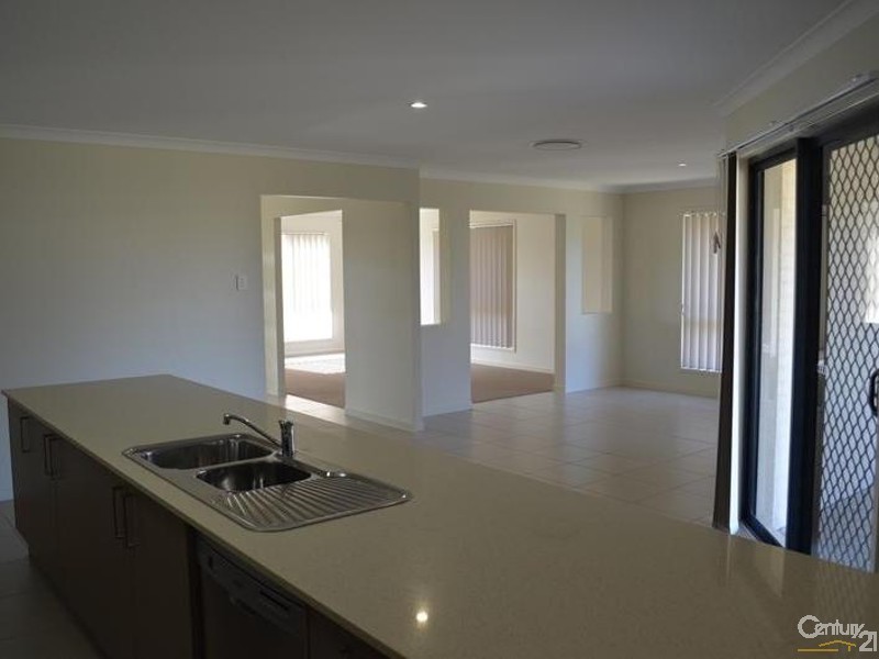 8 Creekview Drive, New Auckland QLD 4680