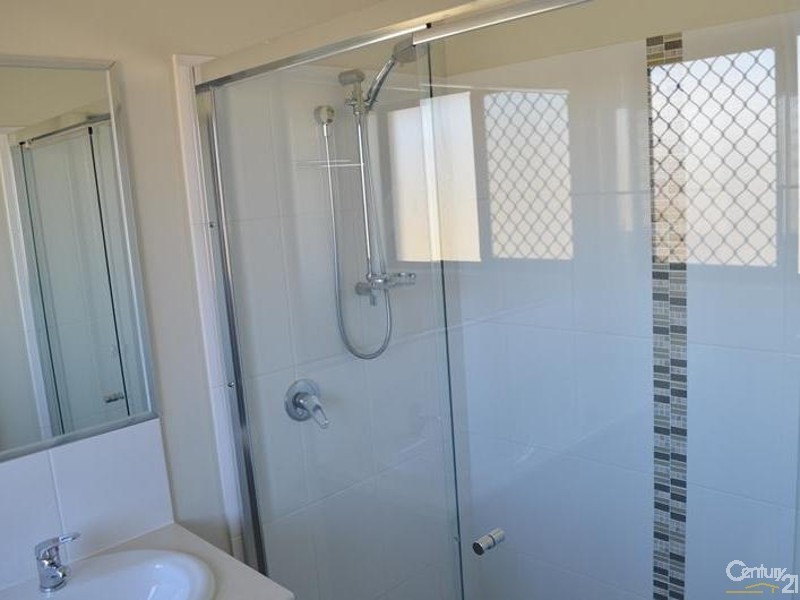 8 Creekview Drive, New Auckland QLD 4680