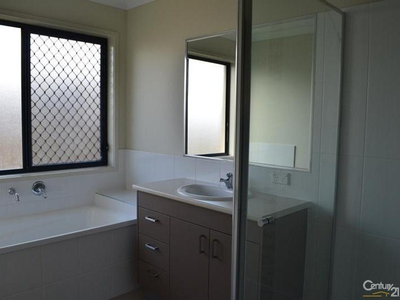 8 Creekview Drive, New Auckland QLD 4680