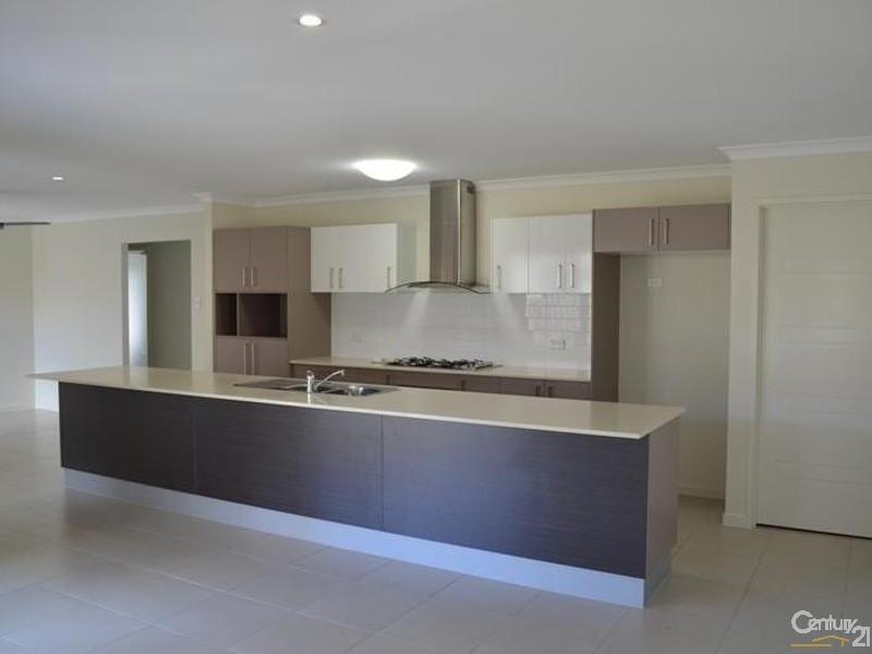 8 Creekview Drive, New Auckland QLD 4680