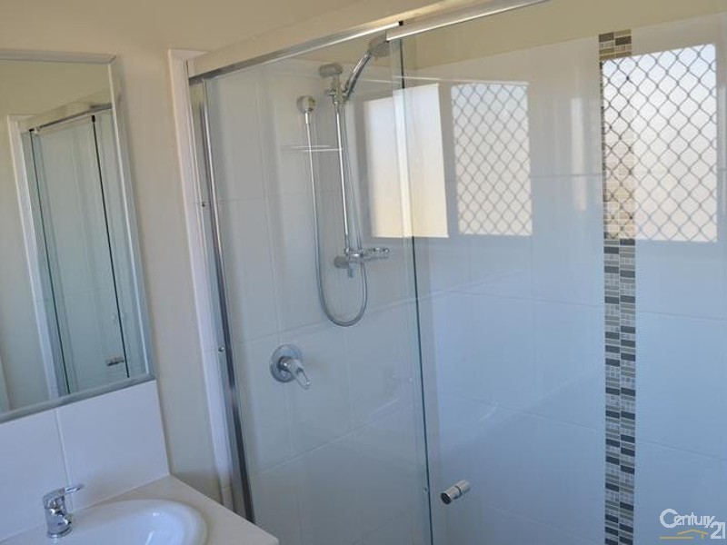 8 Creekview Drive, New Auckland QLD 4680