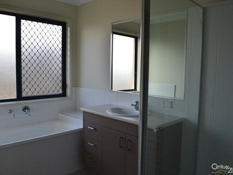 8 Creekview Drive, New Auckland QLD 4680