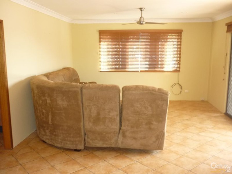 11 Walters Avenue, West Gladstone QLD 4680