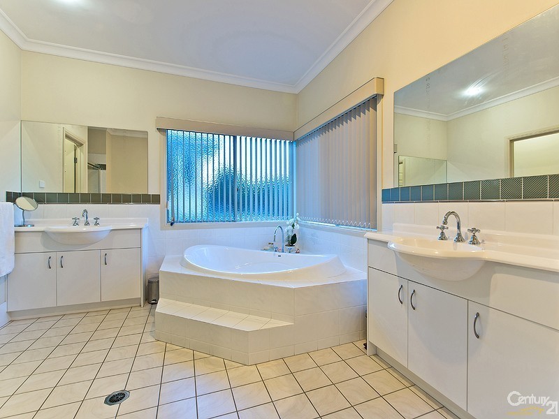 8 Lochern Court, North Lakes QLD 4509