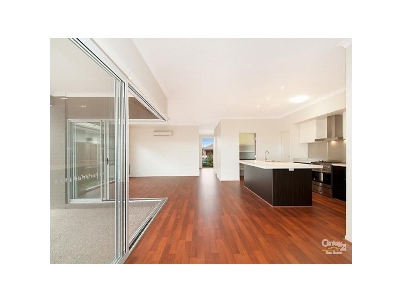 33 Riviera Crescent, North Lakes QLD 4509