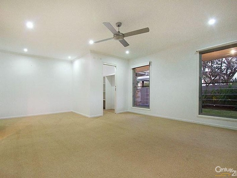 8 Lapoinya Crescent, Warana QLD 4575