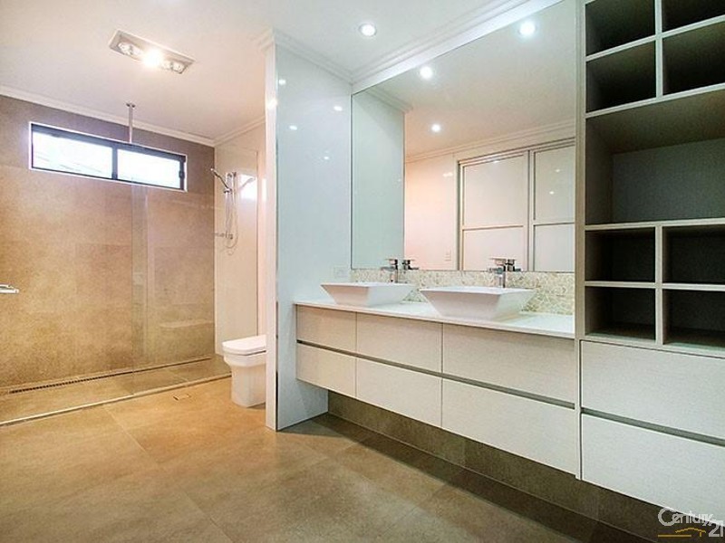 8 Lapoinya Crescent, Warana QLD 4575