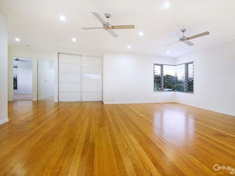 8 Lapoinya Crescent, Warana QLD 4575