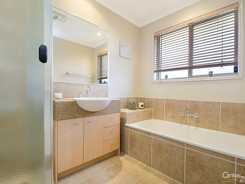 18 Sailfish Drive, Mountain Creek QLD 4557