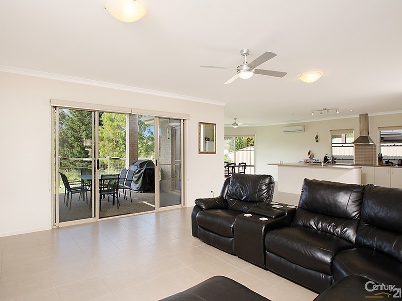 28 Maddock Avenue, Mooloolah Valley QLD 4553
