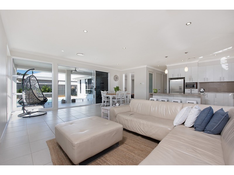 8 Cockatoo Crescent, Forest Glen QLD 4556