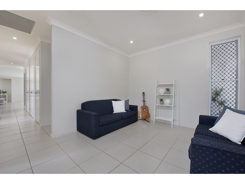 8 Cockatoo Crescent, Forest Glen QLD 4556