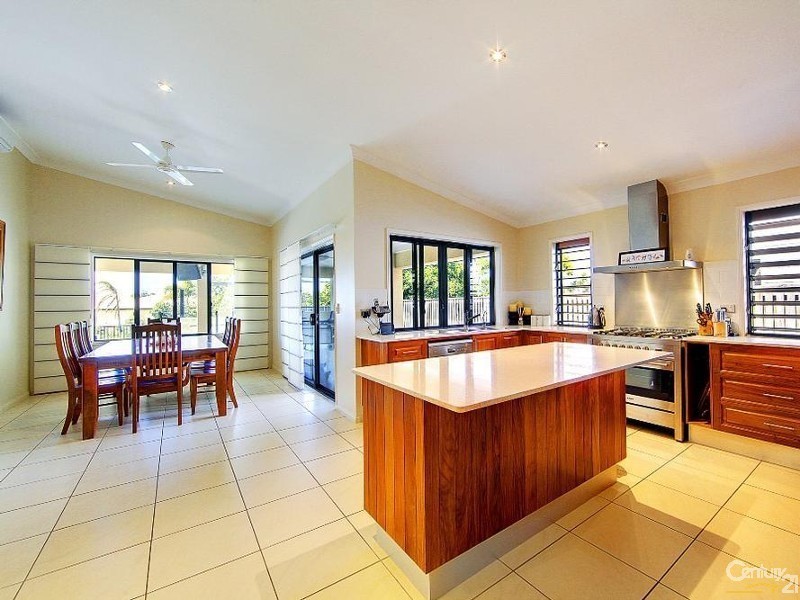 Bushland Beach QLD 4818