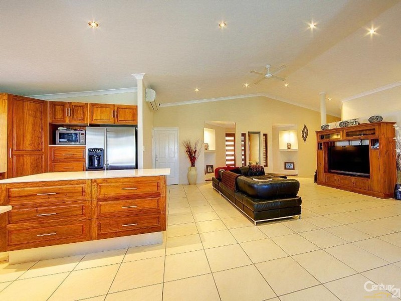 Bushland Beach QLD 4818