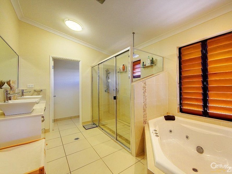 Bushland Beach QLD 4818