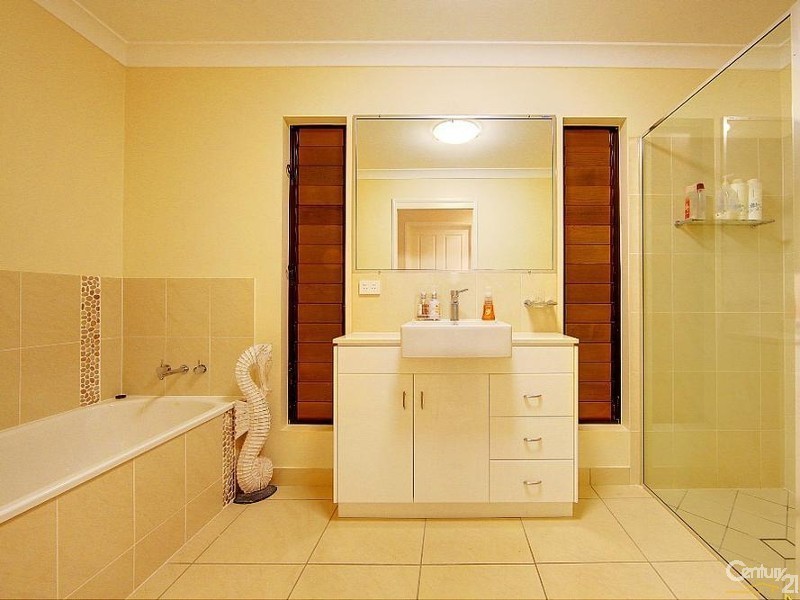 Bushland Beach QLD 4818