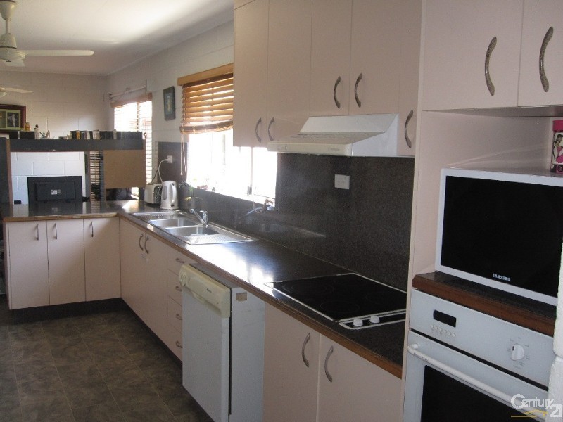 26 MERRYL STREET, Rasmussen QLD 4815