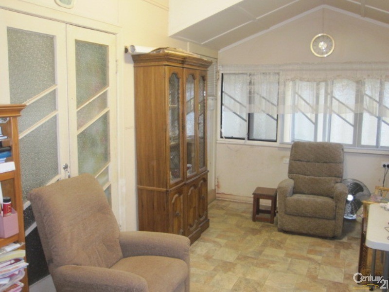 6 EIGHTH AVENUE, South Townsville QLD 4810