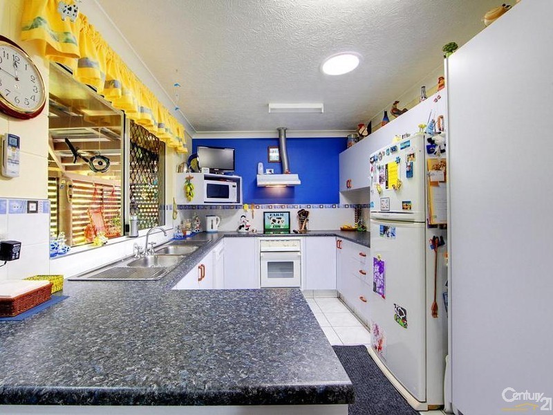 19 AMBER AVENUE, Rasmussen QLD 4815